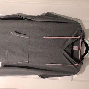 Unstructured loose top with center pocket and side slit. Size S but oversized